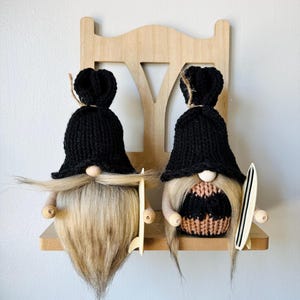 Gnomo de punto con tabla de surf: decoración playera de verano, gnomo con bandeja escalonada
