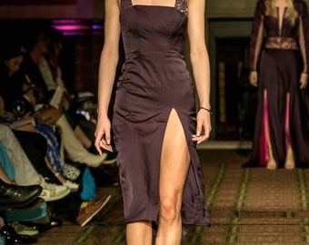 Vestido morado con adorno