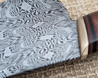 Cuchillo de chef de 7" forjado a mano con mosaico de Damasco estabilizado y mango de koa figurado.