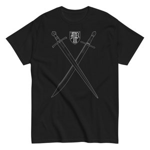 Könnte beinhalten: Schwarzes T-Shirt mit einer weißen Grafik von zwei gekreuzten Schwertern hinter einem Schild mit den Buchstaben "FP" darin.