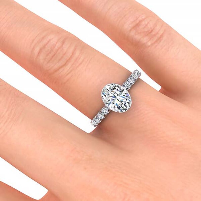Anello di fidanzamento solitario con moissanite ovale incolore