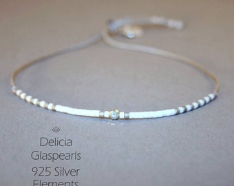 Filigranes Armband in Grau - Silber - Weiss, Personalisierbar, größenverstellbar, Armband mit feinen Delicia-Perlen - Freundschaftsarmband