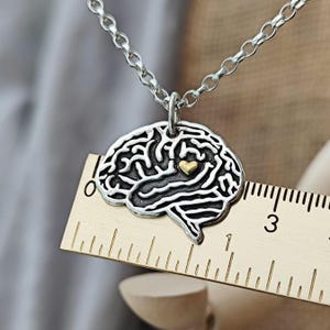 Colgante de cerebro con corazón de plata, amor, "Amor en la cabeza" joyería de cerebro, plata 925 reciclada, con cadena de plata o cuero, collar de amor