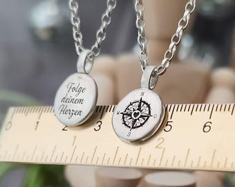 Brújula con grabado, colgante personalizado con brújula y su grabado en la parte posterior, hecho a mano con plata reciclada,