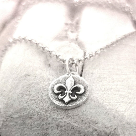 Fleur de lis chain deals