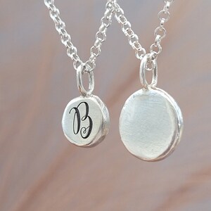 colgante personalizado con inicial "Nugget", hecho a mano con plata reciclada