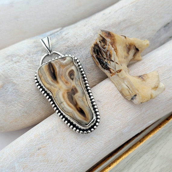 Unique Vintage Native American Navajo Black Swirl Agate Sterling Silver Necklace Unique Vintage Native American Navajo Black Swirl Agate Sterling Silver Necklace