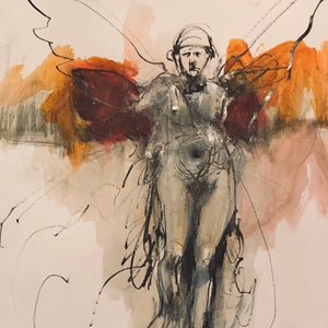 Puede incluir: Una pintura de acuarela de un ángel con las alas extendidas. El ángel está representado en forma desnuda con una corona en la cabeza. Las alas están pintadas en tonos de naranja y rojo, y el fondo es un rosa suave y apagado.