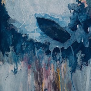 Puede incluir: Pintura abstracta con salpicaduras y goteos de pintura azul, blanca y amarilla. El fondo es azul claro con una forma azul más oscura en el centro superior de la pintura.