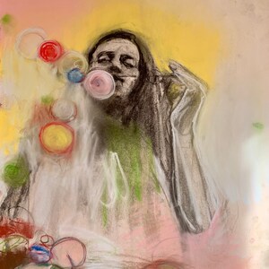 Può includere: Un dipinto astratto colorato con una persona che soffia bolle. Il dipinto è realizzato in tonalità di rosa, giallo, verde e blu. La persona è raffigurata a carboncino e sta soffiano una grande bolla rosa.