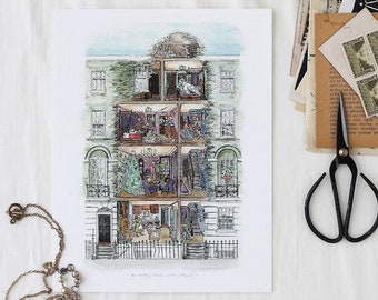 Peut inclure: Une impression d'art d'un bâtiment à plusieurs étages avec des scènes intérieures détaillées. Un bougeoir en laiton, des papiers vintage, des ciseaux noirs et un collier avec un pendentif sont disposés sur un tissu blanc.