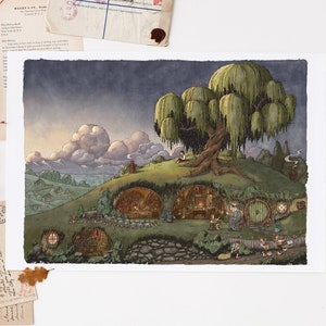 Può includere: Un dipinto ad acquerello di un villaggio di case degli hobbit incastonato in una collina verde. Un grande salice piangente con rami a cascata sovrasta il villaggio. Il cielo è di un azzurro tenue con nuvole bianche e soffici.