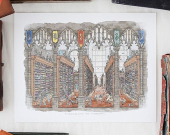 Peut inclure: Une illustration en noir et blanc de la bibliothèque de Poudlard, avec les quatre blasons des maisons de Poudlard. Le texte "The Hogwarts Library for Champions" est imprimé sous l'illustration.