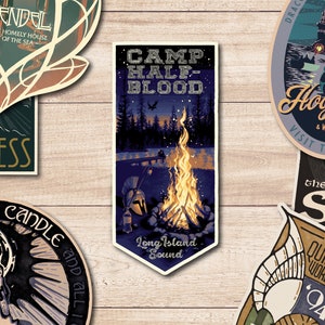 Può includere: Una collezione di adesivi con vari design. Un adesivo presenta una scena di falò con il testo "CAMP HALF-BLOOD" e "Long Island Sound". Altri adesivi includono testi come "ENDEL" e "Hogwarts".