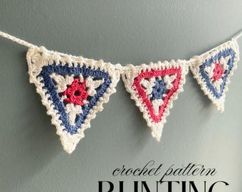 Puede incluir: Patrón de banderines de crochet con banderas triangulares rojas, blancas y azules. Las banderas están tejidas a crochet con un fondo blanco y un patrón de estrella roja, blanca y azul. El texto "crochet pattern BUNTING" está debajo de las banderas.