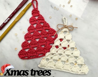 Puede incluir: Dos adornos de árbol de Navidad hechos a crochet, uno rojo y otro blanco, con cuentas doradas. El texto "Xmas trees with beads" está debajo de los adornos.