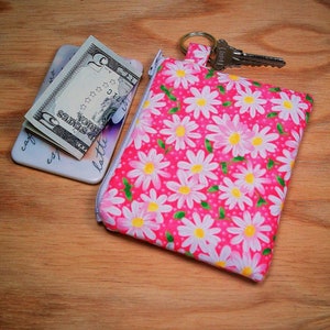 Estuche con llavero, estampado de margaritas rosas, estuche con cremallera, monedero, mini billetera, billetera con llavero