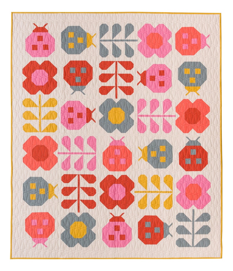 Puede incluir: Un bloque de colcha con un patr&oacute;n repetitivo de mariquitas, flores y hojas. El bloque de colcha est&aacute; hecho de varios tonos de rojo, rosa, amarillo y gris.