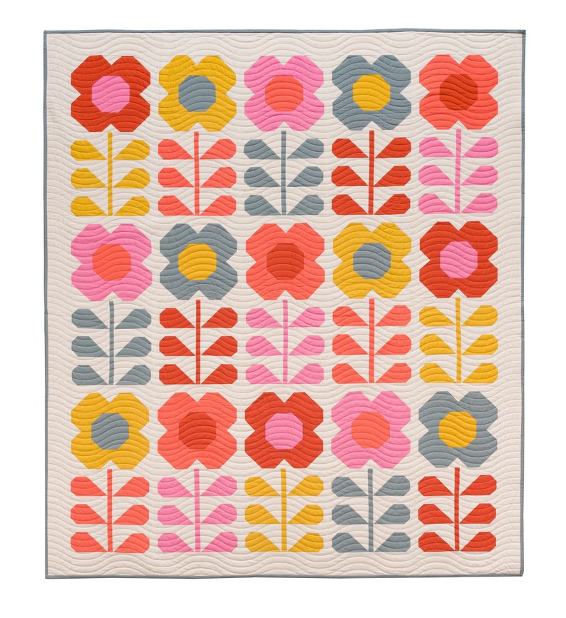 Puede incluir: Una colcha con un patr&oacute;n repetitivo de flores estilizadas en tonos de rosa, rojo, amarillo y gris. Las flores est&aacute;n dispuestas en una cuadr&iacute;cula sobre un fondo blanco.