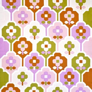 Op de afbeelding: Een herhalend patroon van gestileerde bloemen in tinten groen, roze, oranje en wit. De bloemen zijn gerangschikt in een geometrisch patroon op een witte achtergrond.