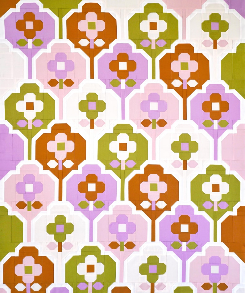 Op de afbeelding: Een herhalend patroon van gestileerde bloemen in tinten groen, roze, oranje en wit. De bloemen zijn gerangschikt in een geometrisch patroon op een witte achtergrond.