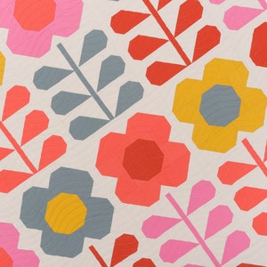 Puede incluir: Un patr&oacute;n repetitivo de flores y hojas estilizadas en tonos de rosa, rojo, amarillo, gris y azul sobre un fondo blanco.