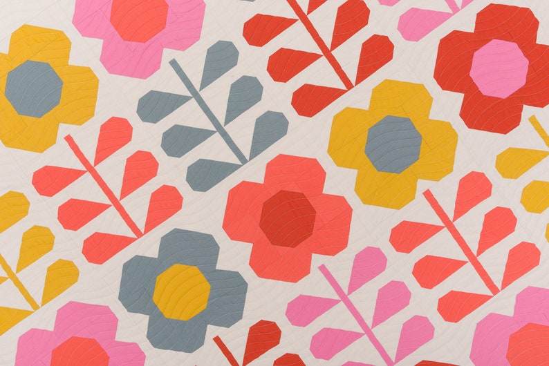Puede incluir: Un patr&oacute;n repetitivo de flores y hojas estilizadas en tonos de rosa, rojo, amarillo, gris y azul sobre un fondo blanco.