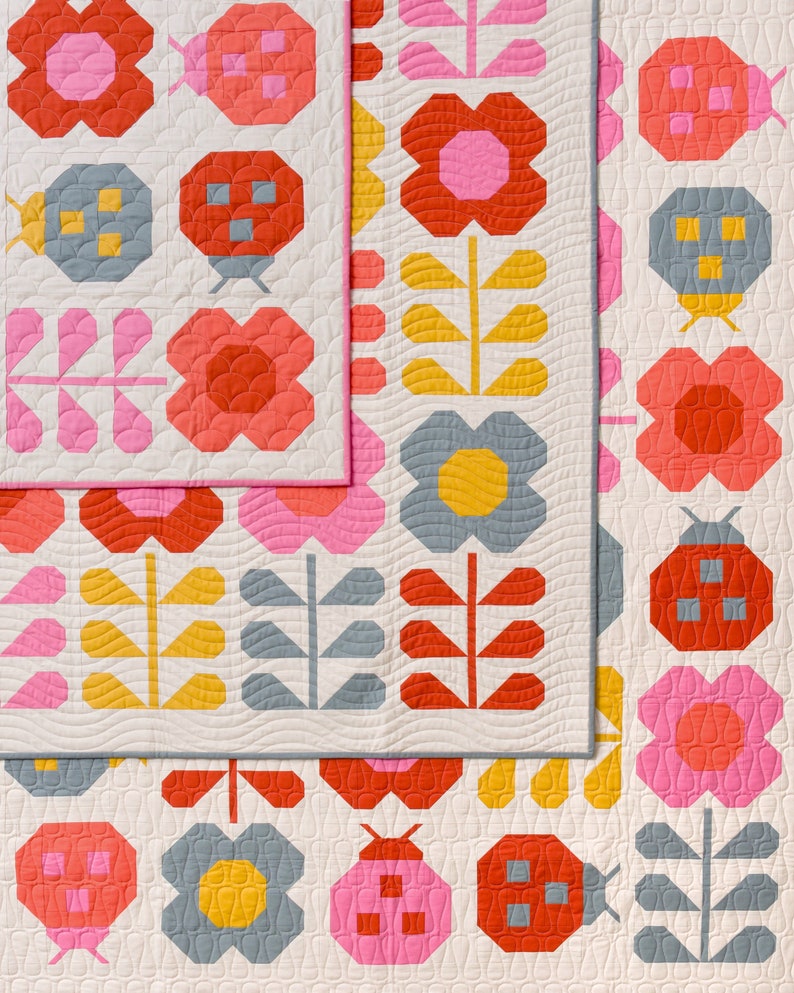 Puede incluir: Una colcha con un dise&ntilde;o de patchwork que presenta varias formas geom&eacute;tricas en tonos de rosa, rojo, amarillo y gris. La colcha est&aacute; hecha de patrones repetidos de flores, hojas y mariquitas.