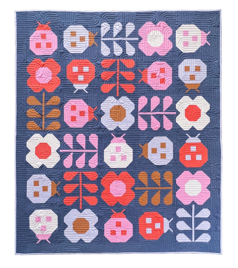 Puede incluir: Una colcha con un patr&oacute;n repetitivo de flores, hojas y mariquitas. La colcha est&aacute; hecha en tonos de rosa, rojo, blanco, marr&oacute;n y azul.