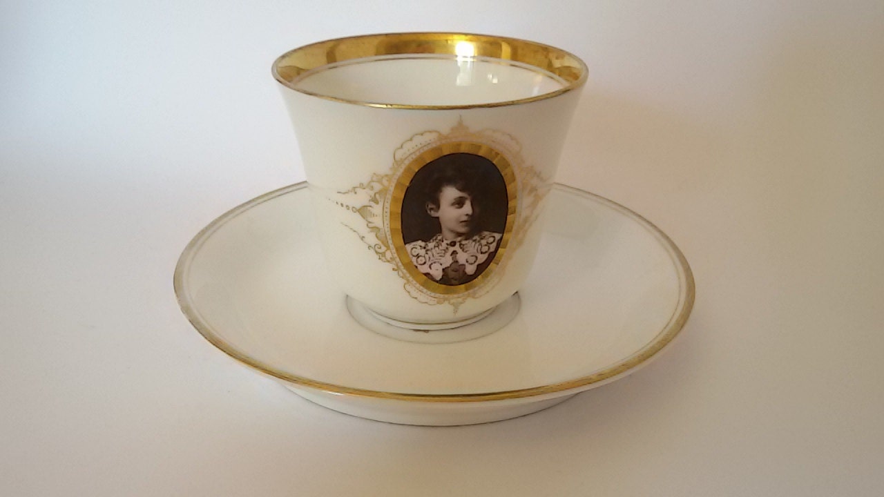 France Xixème/Tasse et Sous Tasse Porcelaine à Décor de Médaillon, Portrait Femme, Peint Main