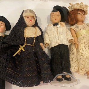 1950's Dress Me Hollywood Doll Bridal Wedding Party LARGE Lot 10pc Crochet OOAK Diorama Set, Bride Groom Priest Nun Unique Stands afbeelding 10