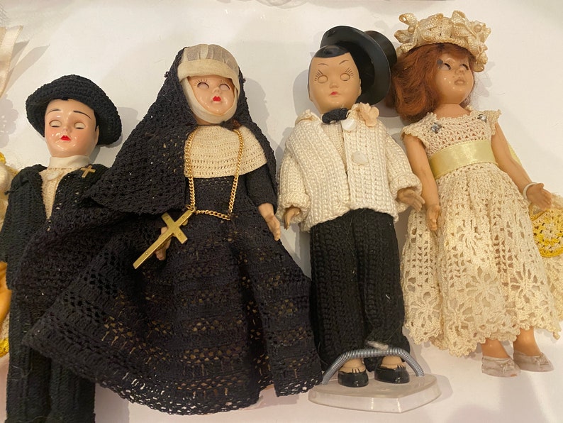 1950's Dress Me Hollywood Doll Bridal Wedding Party LARGE Lot 10pc Crochet OOAK Diorama Set, Bride Groom Priest Nun Unique Stands afbeelding 10