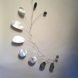 Escultura de arte moderna móvel grande de metal Multius para decoração de casa, 30" de largura x 40" de altura, formas cinéticas suspensas