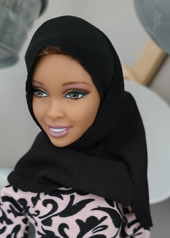 Poupée musulmane faite main avec hijab noir musulman uniquement. Convient  aux poupées Fulla, rondes et normales. Taille personnalisée disponible !