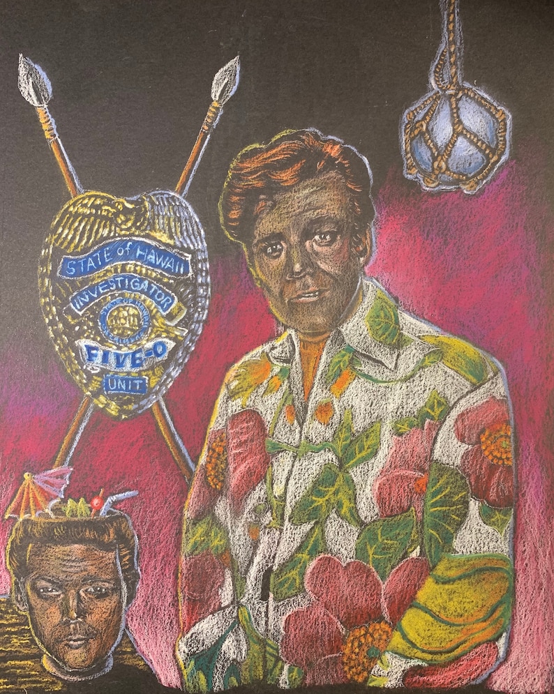 K&ouml;nnte beinhalten: Eine handgezeichnete Illustration eines Mannes, der ein wei&szlig;es Hemd mit Blumenmuster tr&auml;gt. Er steht vor einem schwarzen Hintergrund mit einem Polizeibadge, auf dem "State of Hawaii Investigator Five-O Unit" steht.