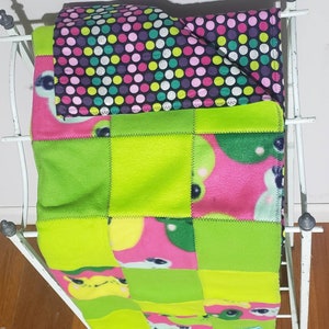 Deken met kikkerthema, 30 x 40 inch babydeken, roze en groene deken, fleece babydeken, flanellen deken babymeisje, buikdeken