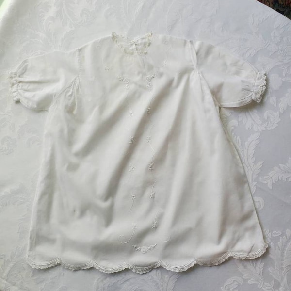 Vintage hand made baby dress //  1950s //  0 to 6 months // hand smocked and embroidered // summer baby dress // lace trim scallop hem