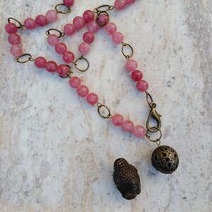 Collana a catena in giada rosa tinta, Collana in giada rosa con grande lucchetto di aragosta, Collana in oro Boho e giada rosa tinta, Collana a catena di pietra