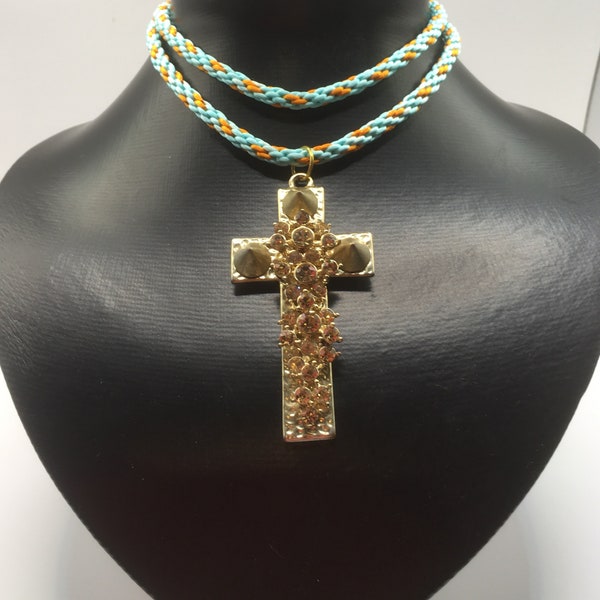 Croix or diamante sur cordon turquoise fait main, grande croix or sur cordon turquoise kumihimo, croix bling or sur cordon aqua kumihimo