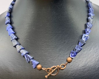 Collar de lapislázuli hecho a mano, cuentas triangulares en bruto, cierre de cobre.