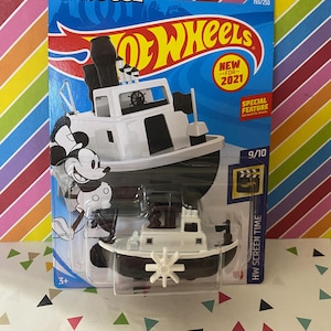 Puede incluir: Un coche de juguete Hot Wheels blanco y negro con Mickey Mouse. El coche es un remolcador con una chimenea negra y una h&eacute;lice blanca. El coche forma parte de la colecci&oacute;n Disney Mickey Mouse y est&aacute; numerado 193/250. El embalaje incluye el texto "Nuevo para 2021" y "Caracter&iacute;stica especial".