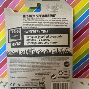Puede incluir: Un coche de juguete rojo, blanco y azul con las palabras "Disney Steamboat" y "HW Screen Time" en el embalaje. El coche es una recreaci&oacute;n del barco de vapor que impuls&oacute; a Mickey Mouse al estrellato.