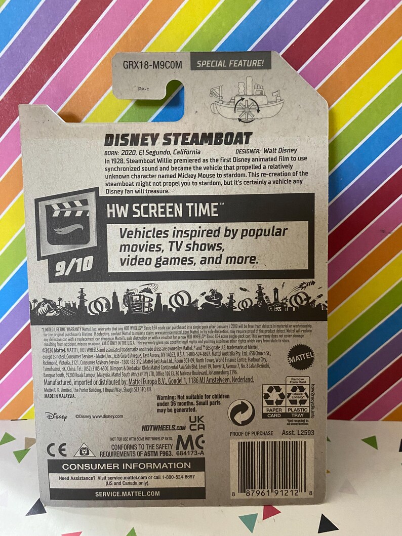 Puede incluir: Un coche de juguete rojo, blanco y azul con las palabras "Disney Steamboat" y "HW Screen Time" en el embalaje. El coche es una recreaci&oacute;n del barco de vapor que impuls&oacute; a Mickey Mouse al estrellato.