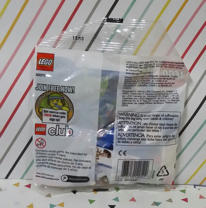 Puede incluir: Una bolsa de pl&aacute;stico que contiene un peque&ntilde;o set de juguetes LEGO con un fondo azul y rojo. La bolsa tiene una etiqueta de advertencia sobre las piezas peque&ntilde;as y no est&aacute; destinada a ni&ntilde;os menores de 3 a&ntilde;os. La bolsa tambi&eacute;n tiene un logotipo de LEGO club y una direcci&oacute;n de sitio web.