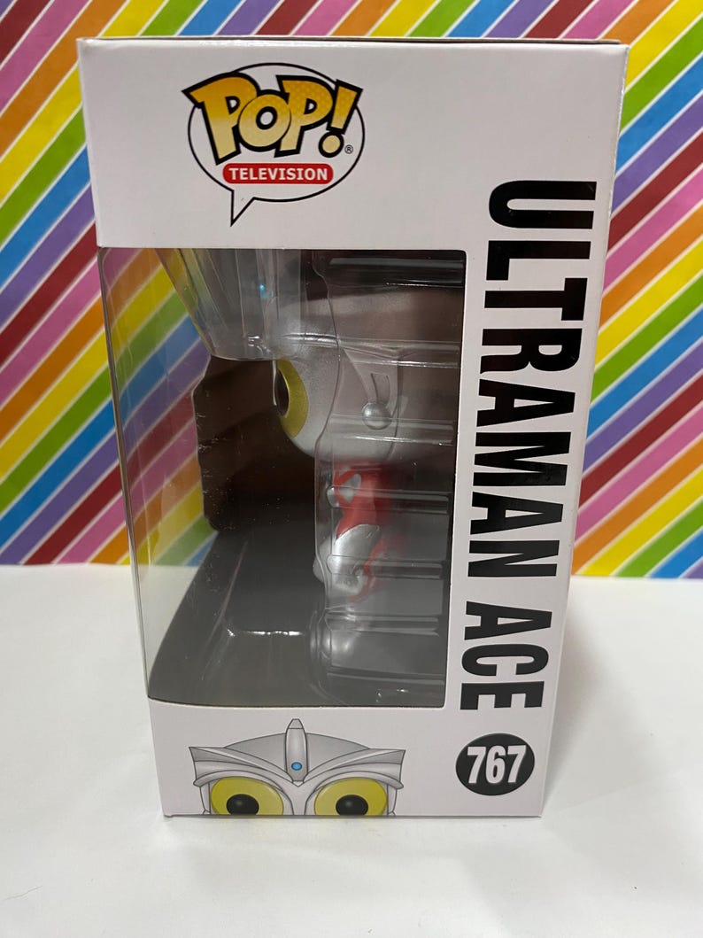 以下が含まれることがあります： ウルトラマンエースのFunko Pop! Televisionボックス。白い箱にはPop! Televisionのロゴと黒字で「ULTRAMAN ACE」の文字が入っています。フィギュアは透明なプラスチックの窓から見えます。