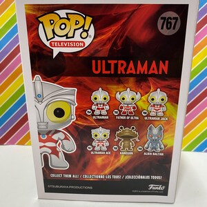 以下が含まれることがあります： ウルトラマンのキャラクターが描かれたFunko Pop! Televisionの箱。箱は赤と黒で、Pop! Televisionのロゴが入っています。箱の裏側には、ウルトラマンシリーズの他のキャラクターの画像が表示されています。767の数字が見えます。