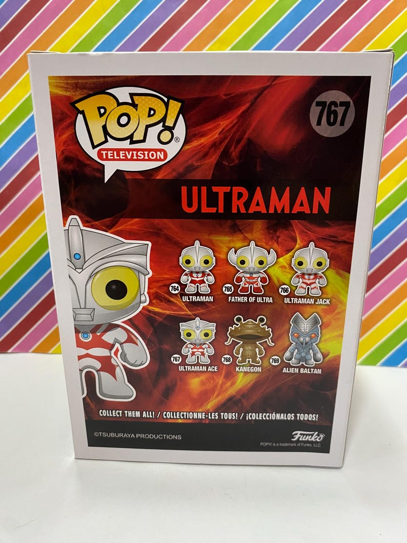 以下が含まれることがあります： ウルトラマンのキャラクターが描かれたFunko Pop! Televisionの箱。箱は赤と黒で、Pop! Televisionのロゴが入っています。箱の裏側には、ウルトラマンシリーズの他のキャラクターの画像が表示されています。767の数字が見えます。