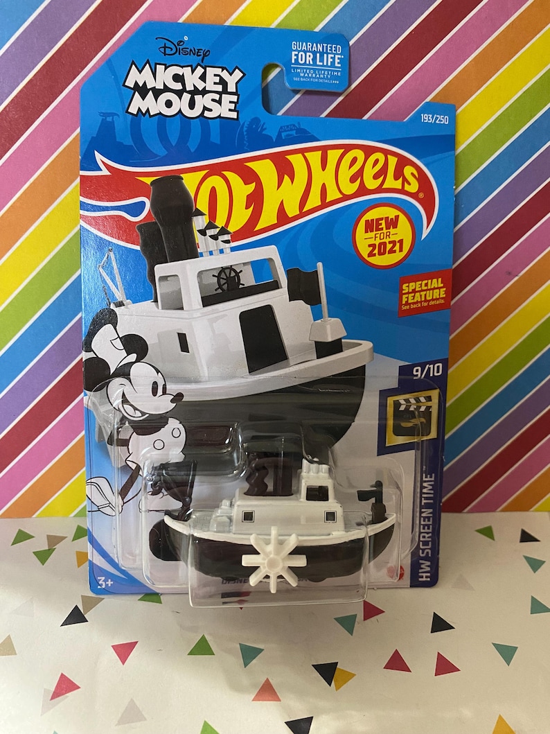 Puede incluir: Un coche de juguete Hot Wheels blanco y negro con Mickey Mouse. El coche es un remolcador con una chimenea negra y una h&eacute;lice blanca. El coche forma parte de la colecci&oacute;n Disney Mickey Mouse y est&aacute; numerado 193/250. El embalaje incluye el texto "Nuevo para 2021" y "Caracter&iacute;stica especial".