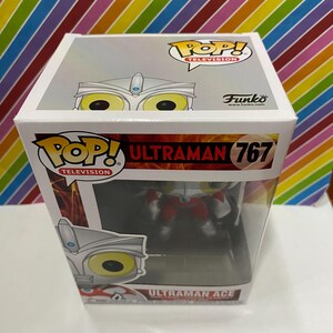 以下が含まれることがあります： オリジナルパッケージに入った、Funko Pop! Televisionのウルトラマンエース、ナンバー767のフィギュア。箱は白で、Pop! Televisionのロゴとウルトラマンの顔のグラフィックが入っています。中のフィギュアは透明なプラスチックの窓から見えます。