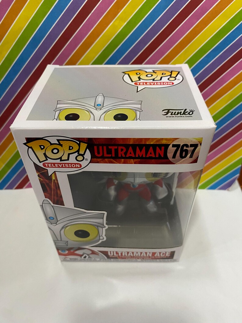 以下が含まれることがあります： オリジナルパッケージに入った、Funko Pop! Televisionのウルトラマンエース、ナンバー767のフィギュア。箱は白で、Pop! Televisionのロゴとウルトラマンの顔のグラフィックが入っています。中のフィギュアは透明なプラスチックの窓から見えます。